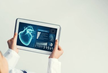 Doktorun ellerinde ilaç arayüzü ekranı olan tablet pc aygıtı