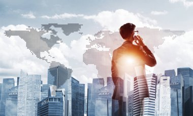 Arka ayakta ve cep telefonu konuşurken zarif işadamı çift pozlama