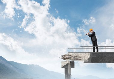 Genç takım elbise ve kask mühendisi