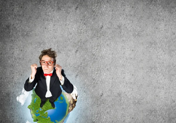 地球上に立っている間成功を祝う赤いメガネで面白い実業家の平面図 — ストック写真