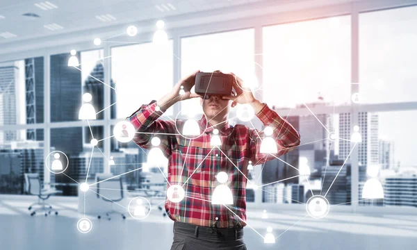 Homme avec casque de réalité virtuelle — Photo