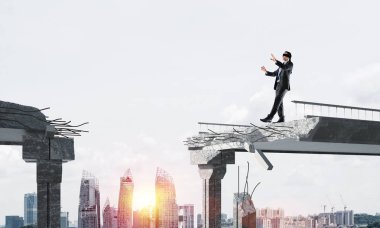 İşadamı blindfolded yürüyüş 