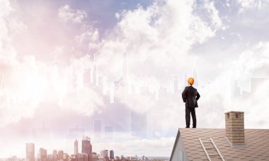 Takım elbise ve kask işadamı