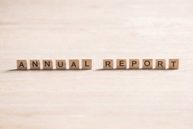 Harflerle ahşap elementlerin toplandığı iş kavramsal sözcükleri