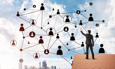 adam çatıda sırt ile ayakta 