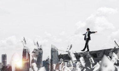 İşadamı blindfolded yürüyüş 