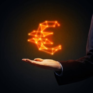 Euro simgesi parlayan avucunda gösterilen işadamı el kapatın