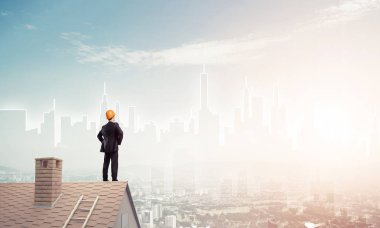 Takım elbise ve kask işadamı