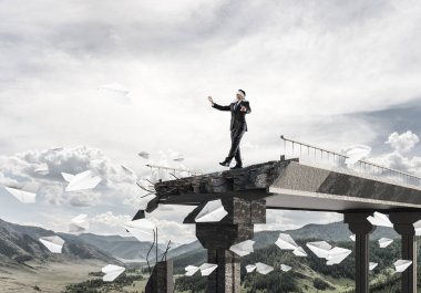 İşadamı blindfolded yürüyüş 