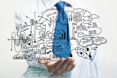 Masadaki işadamı iş taslak planını Palm 'da sunuyor.