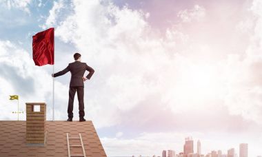 evin çatısında duran işadamı