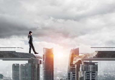 İşadamı blindfolded yürüyüş 