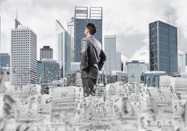 Takım elbiseli, kentin arka planında uçan mektupların arasında duran kendinden emin genç iş adamı. Karışık ortam.