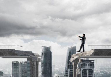 İşadamı blindfolded yürüyüş 