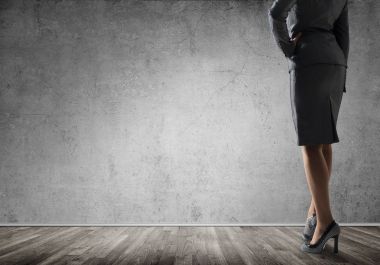 boş beton odada kendine güvenen iş kadını