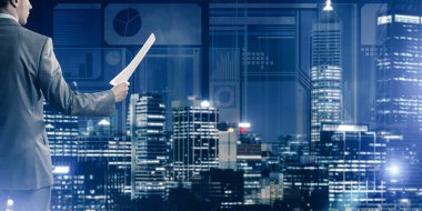 Sanal panel arayüzüne karşı iş adamının arka görünümü belgeleri elinde tutuyor