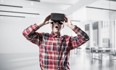 Sanal gerçeklik kulaklığı olan adam. 