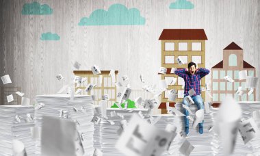 Gündelik giysili genç adam. 