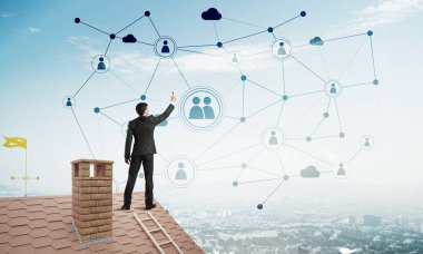 adam çatıda sırt ile ayakta 