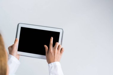 Tablet pc aygıtı doktorun elinde boş ekran ile