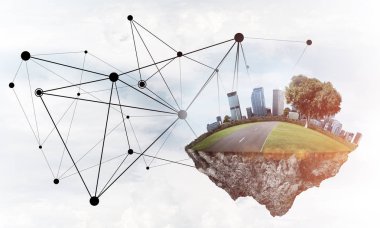 Gökyüzünde yükselen çimen ve şehir manzaralı güzel küçük bir ada.