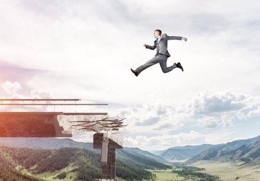 Üzerinde kocaman bir boşluk atlama işadamı