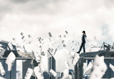 İşadamı blindfolded yürüyüş 