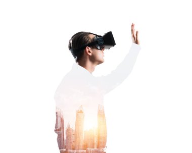 Sanal gerçeklik kulaklık veya cityscape arka plan üzerinde 3d gözlük ile genç adam çift pozlama