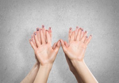 Aşkı ve mutluluğu temsil eden kadın ve erkeğin elleri