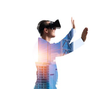 Sanal gerçeklik kulaklığı olan adam. 