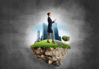 Yeşil yüzen ada üzerinde duran işkadını