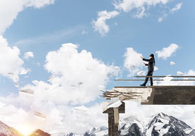 İşadamı blindfolded yürüyüş 