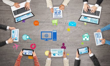 Bir grup insan elinde aygıtlarla