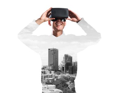 Sanal gerçeklik kulaklık veya cityscape arka plan üzerinde 3d gözlük ile genç adam çift pozlama