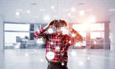 Sanal gerçeklik kulaklığı olan adam. 