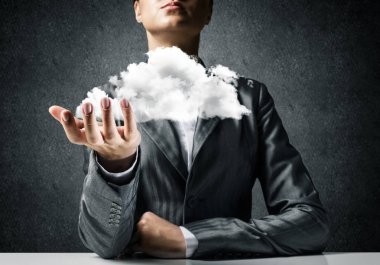 İş kadını Close-Up uygun sunan beyaz bulut ile arka plan üzerinde koyu duvar avucunun içinde.