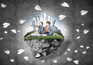 kitap üzerinde yüzen ada, eko kavramı oturan çocuklarla