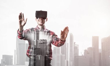 Sanal gerçeklik kulaklığı olan adam. 