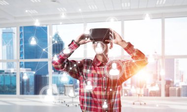 Sanal gerçeklik kulaklığı olan adam. 