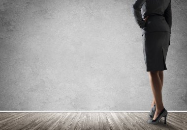 boş beton odada kendine güvenen iş kadını