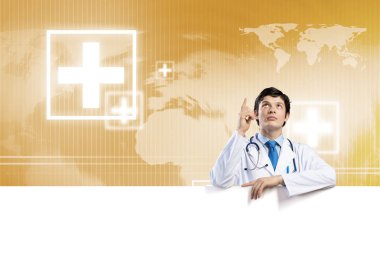 Doktor holding beyaz boş afiş