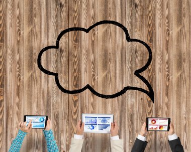 Bir grup insan elinde aygıtlarla