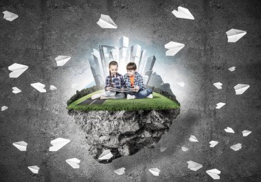 kitap üzerinde yüzen ada, eko kavramı oturan çocuklarla