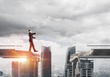 İşadamı blindfolded yürüyüş 