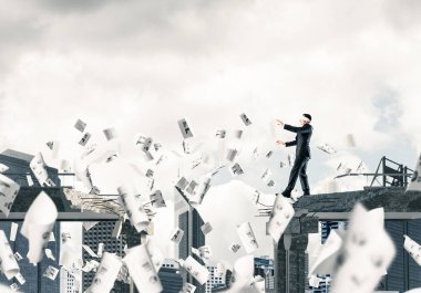 İşadamı blindfolded yürüyüş 