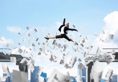 Kağıt belgeleri beton köprü zorluklar üstesinden sembolü olarak uçan ile gap üstünden atlayarak işkadını. Clear gökyüzü arka plan üzerinde. 3D render.