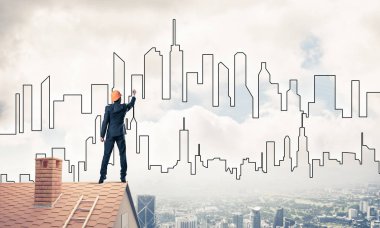 Mühendis adam evin çatısında ayakta 