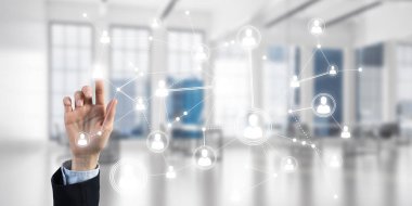 Ağ kavramı ekranda dokunmadan işkadını el Close-Up