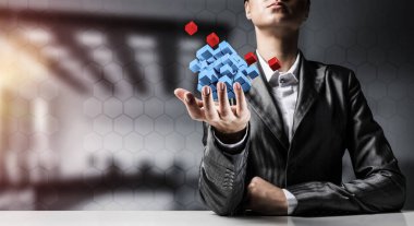İş kadını kıyafetli birden çok küpleri elinde yenilikler sembolü olarak sunma kırpılmış görüntü. Arka plan üzerinde Office görünümü. 