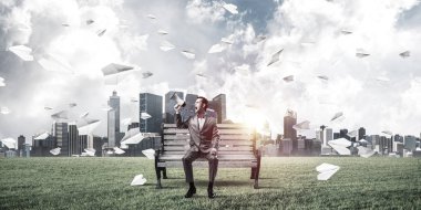 oturan genç işadamı  